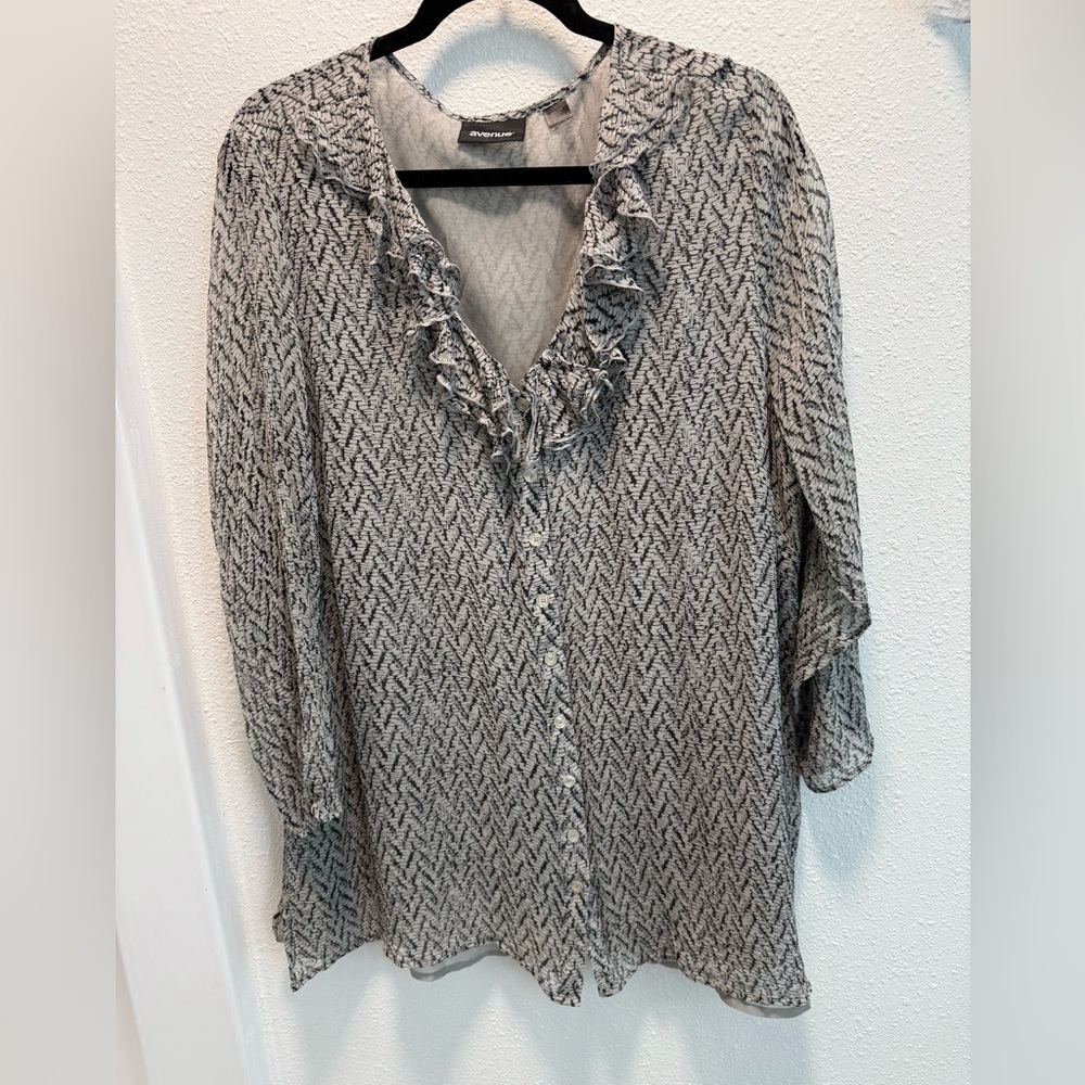 Avenue Black/White Blouse Featuring Ruffled V-neckline Button Down Front Sz22/24